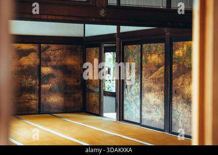 Traditionelles japanisches Zimmer mit Tatamimatten und bemalten Schiebetüren Stockfoto