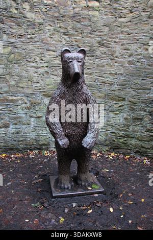 Bruin Bear Pit, Botanical Gardens, Sheffield, England, Großbritannien Stockfoto