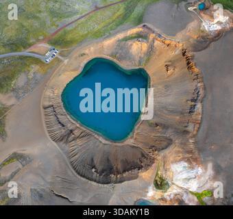 Ein Blick von oben auf den türkisfarbenen Viti-Krater-See im Vulkankaldera Kravla im Norden Islands Stockfoto