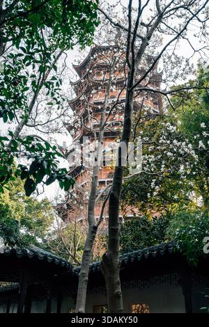 Suzhou, China - 16. März 2025 : Außenansicht der Beisi-Pagode des Nordtempels mit Blumen Stockfoto