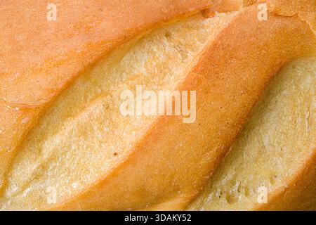Nahaufnahme einer frisch gebackenen Brotkruste mit goldener Textur. Stockfoto