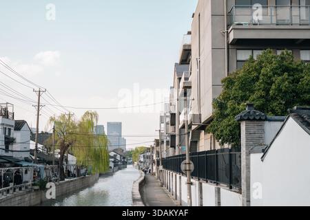 Suzhou, China - 16. März 2025: Traditionelle chinesische Wasserstadt Straße Stockfoto