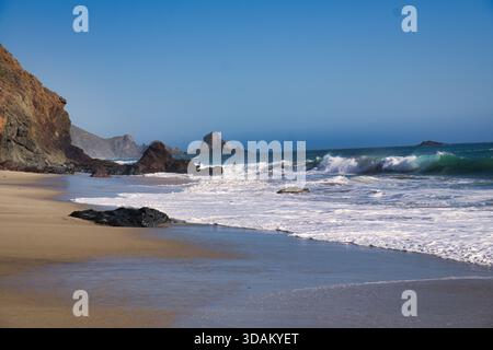 Wunderschöne Westküste Kaliforniens mit dem Pazifik. Wunderschöner Strand in der Nähe von Big Sur. Hochwertige Fotos. Stockfoto