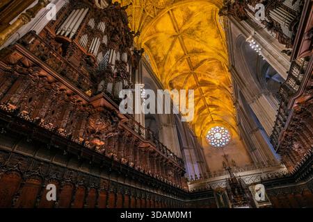 Der Stuhl des Königs und der Chorstand sind mit 117 aufwändig geschnitzten Holzsitzen ausgestattet, auf denen biblische Szenen und Allegorien von Tugenden und Laster zu sehen sind. Innen Stockfoto