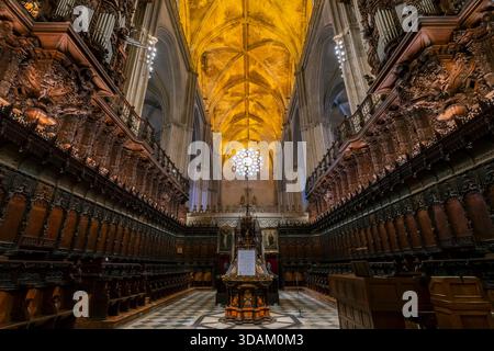 Der Stuhl des Königs und der Chorstand sind mit 117 aufwändig geschnitzten Holzsitzen ausgestattet, auf denen biblische Szenen und Allegorien von Tugenden und Laster zu sehen sind. Innen Stockfoto