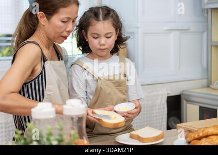 Familienzeit, Frühstück, gemeinsame Aktivitäten während der Ferien. Mutter und Tochter essen in den Ferien zusammen. Neues Zuhause für fami Stockfoto