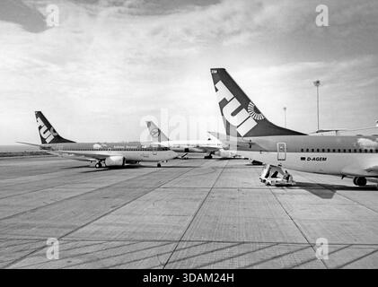 Flugzeuge verschiedener deutscher Charterfluggesellschaften am Flughafen Fuerteventura im Frühjahr 1998. Vorne zwei Boeing 737 von TUI (Registrierung D-AGEM), im Hintergrund eine Boeing 767 von Condor. [Automatisierte Übersetzung] Stockfoto