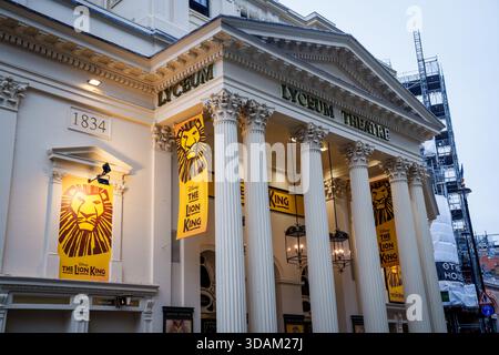 LONDON, GROSSBRITANNIEN. Februar 2025. Das Lion King Logo auf dem Lyceum Theatre in London City. Stockfoto