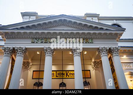 LONDON, GROSSBRITANNIEN. Februar 2025. Das Lion King Logo auf dem Lyceum Theatre in London City. Stockfoto