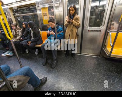 Orthodoxes jüdisches Mitglied des antizionistischen Neturei Karta in der U-Bahn in New York am Mittwoch, 3. Dezember 2025. (© Richard B. Levine) Stockfoto