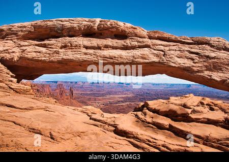Ein Blick auf den östlichen Himmel durch den beliebten Mesa Arch im Canyonlands National Park. Stockfoto