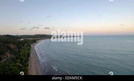 Japaratinga, Alagoas, Brasilien – 18. Februar 2025: Blick auf den Sonnenuntergang aus der Luft vom Japaratinga Aussichtspunkt, mit Blick auf die Küste und das Meer unter warmen Abenden Stockfoto