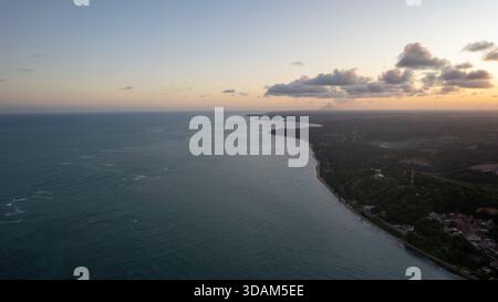 Japaratinga, Alagoas, Brasilien – 18. Februar 2025: Blick auf den Sonnenuntergang aus der Luft vom Japaratinga Aussichtspunkt, mit Blick auf die Küste und das Meer unter warmen Abenden Stockfoto