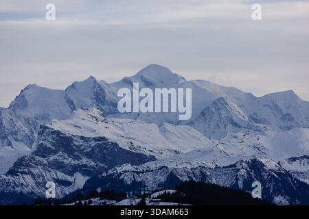 Mont Blanc Massiv im Winterlicht von Les Gets, französische Alpen Stockfoto