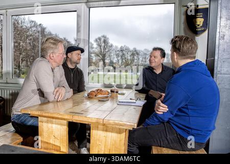 Amstertdam, Niederlande. Dezember 2025. AMSTERDAM, 11.12.2025, Sportpark ASV de Dijk. Interview mit den Kommentatoren Wytse van der Goot, Jeroen Elshoff und Vincent Schildkamp Credit: Pro Shots/Alamy Live News Stockfoto