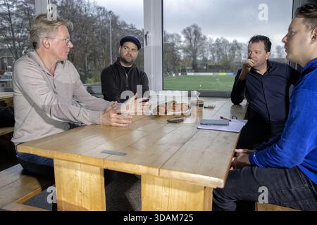 Amstertdam, Niederlande. Dezember 2025. AMSTERDAM, 11.12.2025, Sportpark ASV de Dijk. Interview mit den Kommentatoren Wytse van der Goot, Jeroen Elshoff und Vincent Schildkamp Credit: Pro Shots/Alamy Live News Stockfoto