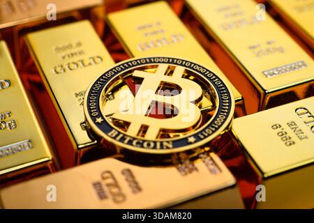 Bitcoin-Münze auf Goldbarren Stockfoto