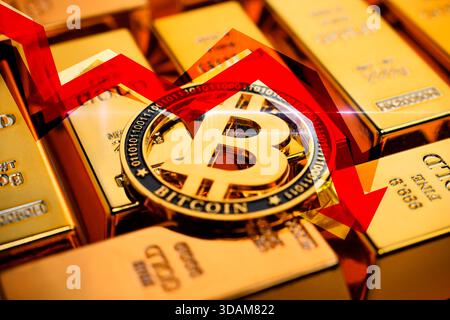 Bitcoin-Münze auf Goldbarren mit fallender Kurskurve, Fotomontage Stockfoto