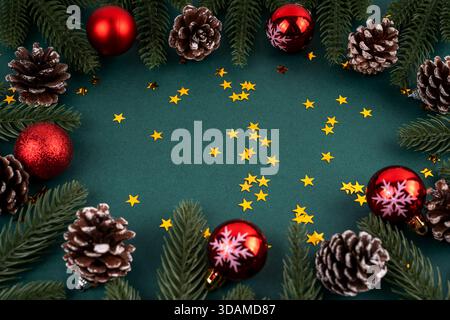 Weihnachtsschmuck und sternförmiger Konfetti-Weihnachtshintergrund Stockfoto