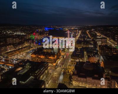 Aus der Vogelperspektive erstrahlt eine Stadtlandschaft mit festlichen Lichtern, die Princes Street Gardens und Edinburgh Castle vor dem dunklen Himmel beleuchtet, Edinburgh, Schotte Stockfoto