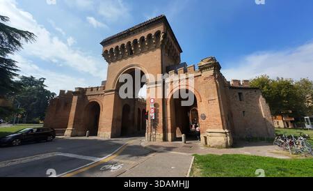 BOLOGNA, ITALIEN - 9. SEPTEMBER 2025: Porta Saragozza altes Tor in der Stadtmauer Stockfoto