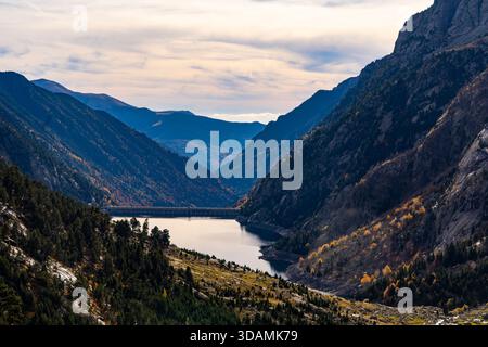 Pantà de Cavallers, Wasserreservoir in Vall de Boi, Katalonien, Spanien. Stockfoto