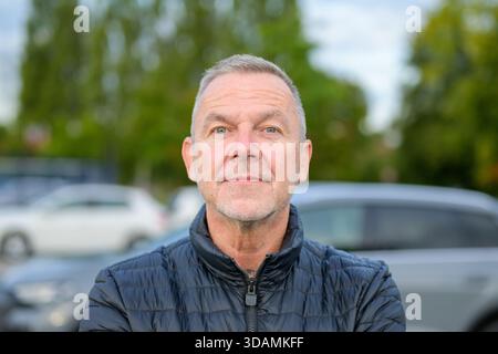 Selbstbewusster Reifer Mann Im Freien Porträt Stockfoto