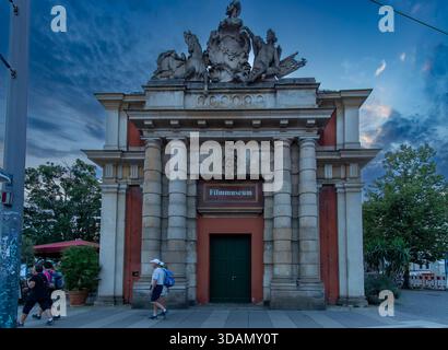 Vorderansicht des historischen Filmmuseums Potsdam bei Sonnenuntergang am Alten Markt in Potsdam. Stockfoto