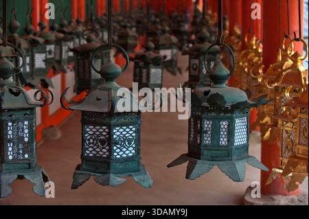 Kasuga Taisha (春日大社) großer Shinto-Schrein ist berühmt für Hunderte von Metall hängenden Laternen von der Dachtraufe, Nara Park, Japan. Stockfoto