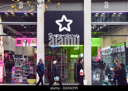 London, Großbritannien. Dezember 2025. Die Leute laufen an einem Superdrogenladen im Zentrum Londons vorbei. Quelle: Vuk Valcic/Alamy Stockfoto