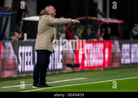 UTRECHT, NIEDERLANDE - 11. DEZEMBER: FC Utrecht-Cheftrainer Ron Jans gibt während des Phase MD6-Spiels der UEFA Europa League 2025/26 zwischen dem FC Utrecht und Nottingham Forest FC im Stadion Galgenwaard am 11. Dezember 2025 in Utrecht, Niederlande. (Foto: Rene Nijhuis) Stockfoto