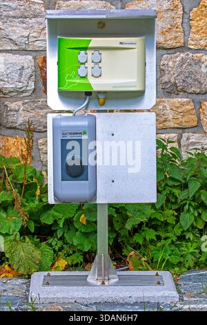 Öffentliche Ladestation / Ladestelle von ElectroDrive Salzburg, KEBA Netzwerk von Ladegeräten für Elektrofahrzeuge / Autos und E-Bikes in Österreich Stockfoto