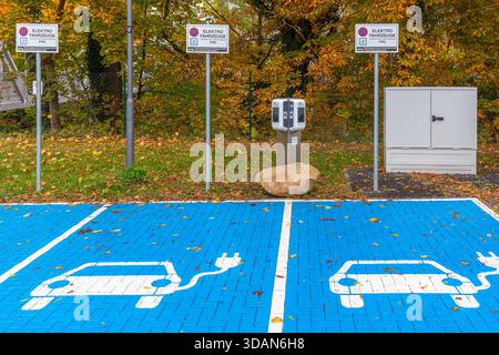 Parkplatz mit leerer öffentlicher Ladestation / Ladestellen von KEBA, Netz von Ladegeräten für Elektrofahrzeuge / Autos in Niedersachsen, Deutschland Stockfoto