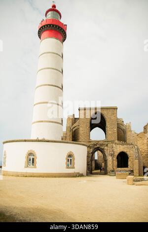 Der Leuchtturm und die Ruinen der Abtei am St. Matthew Point, einer Landzunge in der Gemeinde Plougonvelin in Finistere, Bretagne, Frankreich. Vorderansicht mit Stockfoto