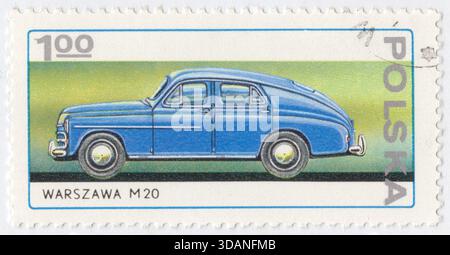 POLEN — 6. November 1976: 1 Zloty mehrfarbige Briefmarke mit dem polnischen Pkw Warszawa M20 von Zeran Automobile Factory. Feier zum 25. Jahrestag der Anlage. Fabryka Samochodów Osobowych (Pkw-Fabrik), allgemein bekannt als FSO, ist ein polnischer Automobilteilehersteller und ehemaliger Automobilhersteller von historischer Bedeutung in Warschau. Im Jahr 2011 stellte die Fabrik die Produktion vor dem Hintergrund der globalen Krise ein, aber direkt aufgrund der Weigerung von GM Korea, die Lizenz für die Herstellung des Aveo zu verlängern Stockfoto