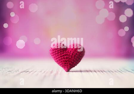 Liebe Herz auf hölzernem Texturhintergrund, Valentinstag-Karte Konzept. Stockfoto