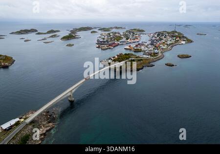 Aus der Vogelperspektive zeigt das Fischerdorf Henningsaer, das durch eine Brücke über das Meer verbunden ist Stockfoto