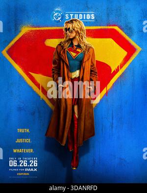 Supergirl (2026) unter der Regie von Craig Gillespie mit Milly Alcock, Matthias Schoenaerts und Emily Beecham. Kara Zor-El stellt sich einer härteren kosmischen Erziehung fern der Erde gegenüber, bevor sie ihr Schicksal als Supergirl annimmt. US NUR FÜR REDAKTIONELLE ZWECKE des Vorabposters mit einem Blatt. Quelle: BFA/DC Studios Stockfoto