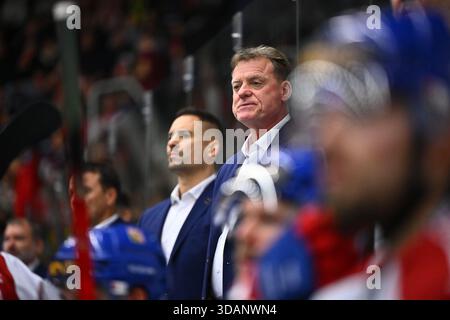 Liberec, Tschechische Republik. Dezember 2025. Der tschechische Trainer Radim Rulik, rechts, während der Swiss Hockey Games, Teil der Euro Hockey Tour Serie, Spiel Tschechische Republik gegen Finnland am 11. Dezember 2025 in Liberec, Tschechische Republik. Quelle: Radek Petrasek/CTK Photo/Alamy Live News Stockfoto