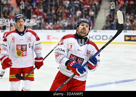 Liberec, Tschechische Republik. Dezember 2025. Jakub Flek aus Tschechien, rechts, während der Swiss Hockey Games, Teil der Euro Hockey Tour Serie, Spiel Tschechische Republik gegen Finnland am 11. Dezember 2025 in Liberec, Tschechische Republik. Quelle: Radek Petrasek/CTK Photo/Alamy Live News Stockfoto