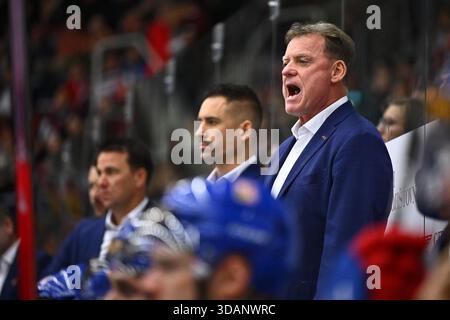 Liberec, Tschechische Republik. Dezember 2025. Der tschechische Trainer Radim Rulik, rechts, während der Swiss Hockey Games, Teil der Euro Hockey Tour Serie, Spiel Tschechische Republik gegen Finnland am 11. Dezember 2025 in Liberec, Tschechische Republik. Quelle: Radek Petrasek/CTK Photo/Alamy Live News Stockfoto