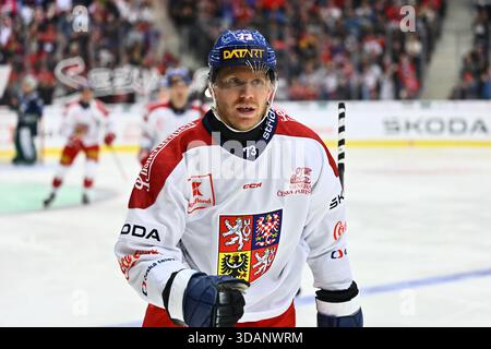 Liberec, Tschechische Republik. Dezember 2025. Ondrej Kase aus Tschechien während der Schweizer Hockeyspiele, die Teil der Euro Hockey Tour Serie waren, spielte Tschechische Republik gegen Finnland am 11. Dezember 2025 in Liberec, Tschechische Republik. Quelle: Radek Petrasek/CTK Photo/Alamy Live News Stockfoto