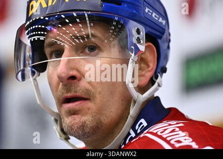 Liberec, Tschechische Republik. Dezember 2025. Roman Cervenka von Tschechien während der Schweizer Hockeyspiele, Teil der Euro Hockey Tour Serie, Spiel Tschechische Republik gegen Finnland am 11. Dezember 2025 in Liberec, Tschechische Republik. Quelle: Radek Petrasek/CTK Photo/Alamy Live News Stockfoto