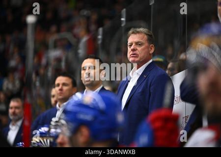 Liberec, Tschechische Republik. Dezember 2025. Der tschechische Trainer Radim Rulik, rechts, während der Swiss Hockey Games, Teil der Euro Hockey Tour Serie, Spiel Tschechische Republik gegen Finnland am 11. Dezember 2025 in Liberec, Tschechische Republik. Quelle: Radek Petrasek/CTK Photo/Alamy Live News Stockfoto