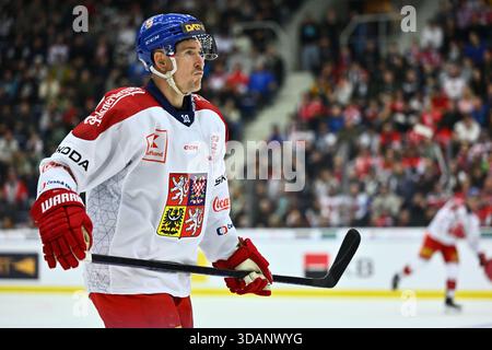 Liberec, Tschechische Republik. Dezember 2025. Roman Cervenka von Tschechien während der Schweizer Hockeyspiele, Teil der Euro Hockey Tour Serie, Spiel Tschechische Republik gegen Finnland am 11. Dezember 2025 in Liberec, Tschechische Republik. Quelle: Radek Petrasek/CTK Photo/Alamy Live News Stockfoto