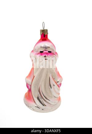 Vintage-Weihnachtsbaumschmuck aus sowjetischem Glas, der Ded Moroz (Großvater Frost) mit einem langen weißen Bart und rosa Fell auf weißem Hintergrund darstellt. Stockfoto