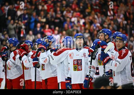 Liberec, Tschechische Republik. Dezember 2025. Tschechische Spieler feiern nach dem Sieg bei den Swiss Hockey Games, Teil der Euro Hockey Tour Serie, Spiel Tschechische Republik gegen Finnland am 11. Dezember 2025 in Liberec, Tschechische Republik. Quelle: Radek Petrasek/CTK Photo/Alamy Live News Stockfoto