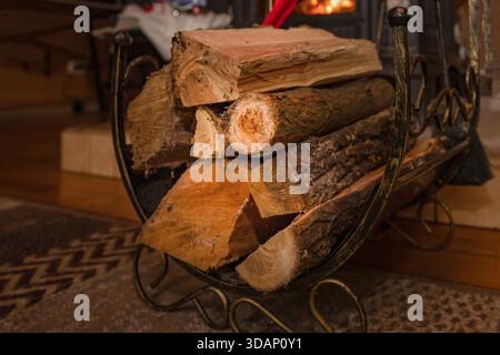 Gestapeltes natürliches Brennholz für gemütliche warme Kaminheizung im rustikalen Winter-Wohnraum vorbereitet Stockfoto