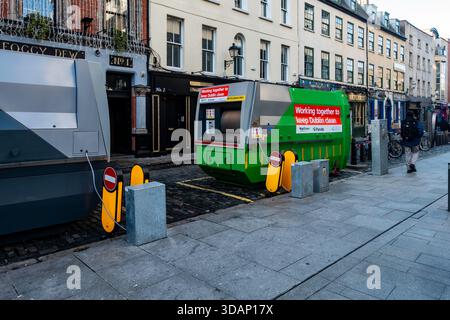 Ein umweltfreundlicher Müllverdichter in der Fownes Street, Dublin, der zum Recycling verwendet wird. Es trägt die Botschaft „Keep Dublin clean“ und sitzt vor traditionellen Pubs. Stockfoto