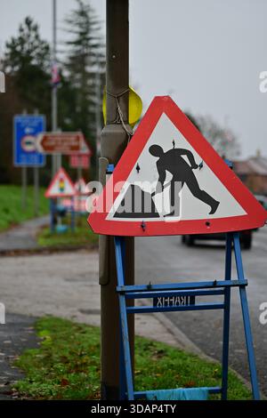 Dreieckiges Warnschild für Straßenbauarbeiten am Blue Frame neben der Straße Stockfoto